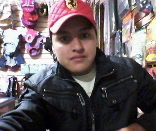 21enne cerca di farsi un selfie con pistola puntata, gli parte un colpo e muore