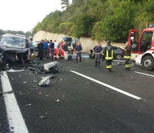 Grave incidente in autostrada, muore un sacerdote, 7 i feriti