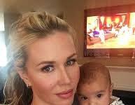 Uomo spara alla compagna poi si uccide, lei salva figlia gettandola nel water