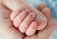 Orrore a Roma. Partorisce, butta bimbo nel water e lo porta in un sacchetto morto al bar