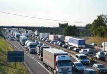 Si schianta in autostrada contromano, era completamente nudo al volante