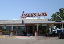 Donna abbandona il marito in Autogrill