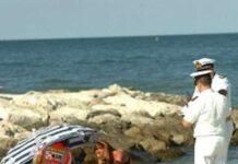 Uomo si lega peso al collo lasciandosi annegare in mare a Caulonia, padre scopre il corpo