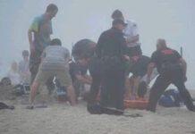 Bimba scava una buca in spiaggia, la sabbia cede e viene sepolta viva