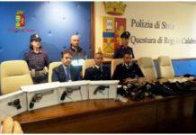 Scoperte a Reggio Calabria armi, droga e divise dei carabinieri nascoste in un garage