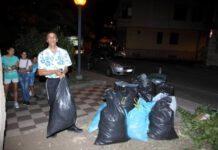 Rosarno, immigrati puliscono Piazza per protesta: mai paese così sporco