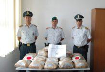 Scoperti dai finanzieri abbandonano 37 chili di droga sulla spiaggia a Crotone