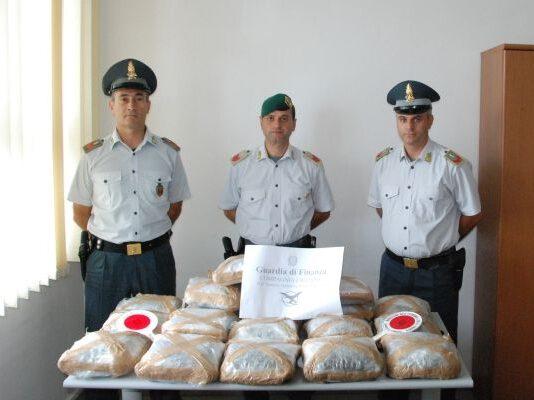 Scoperti dai finanzieri abbandonano 37 chili di droga sulla spiaggia a Crotone