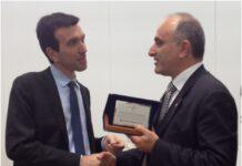 Il Ministro Martina consegna una targa di riconoscimento all’Ass produttori di Torrone di Bagnara al Salone del Gusto
