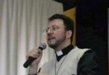 Frustava fedeli col rosario e faceva leccare il pavimento, prete a processo