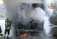 Paura per 45 passeggeri, pullman in fiamme a Reggio Calabria
