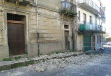 Gioia Tauro, crolla facciata di un palazzo