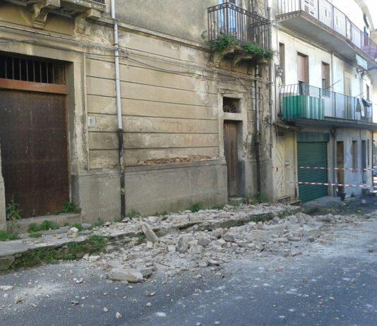 Gioia Tauro, crolla facciata di un palazzo