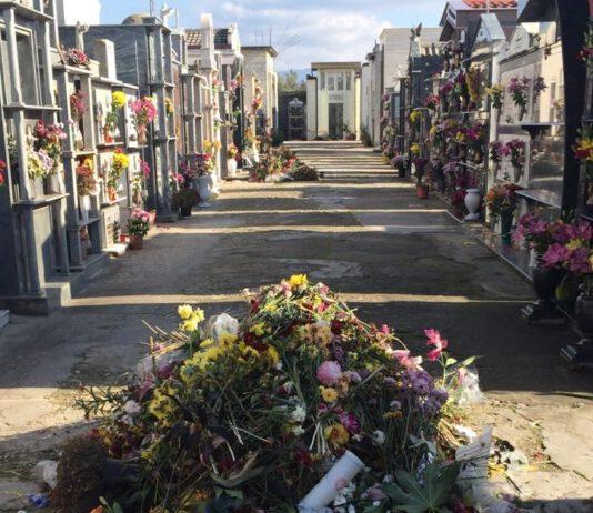 Rosarno, cimitero come discarica, defunti senza dignità