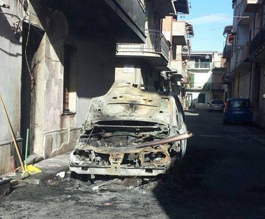 Auto bruciata a Rosarno nel centro cittadino