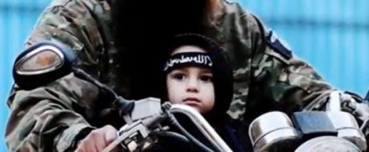 Bimbo rapito in Italia dal padre, la madre lo riconosce in alcune foto Isis