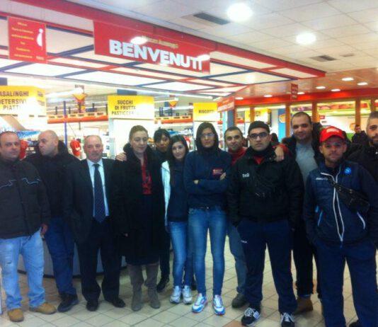 Rosarno dipendenti Mercati Alimentari si barricano dentro il supermercato per protesta