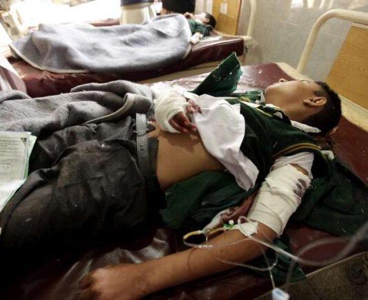 Pakistan, talebani kamikaze a scuola, strage di bambini