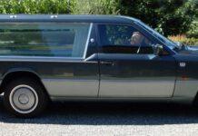 Ruba carro funebre con la salma di un 19enne, parenti lo inseguono e tentano linciaggio