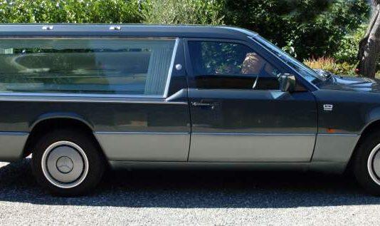 Ruba carro funebre con la salma di un 19enne, parenti lo inseguono e tentano linciaggio