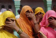 Tradisce il marito, costretta ad allattare amante in pubblico