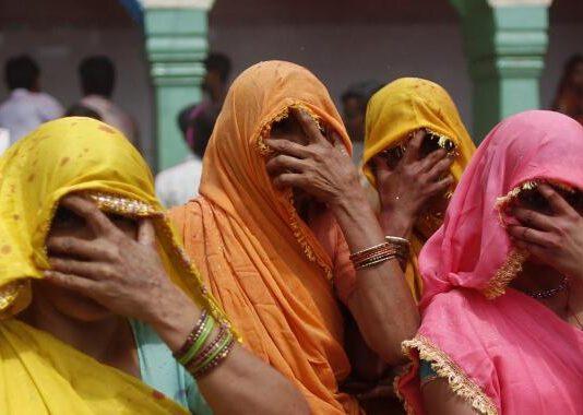 Tradisce il marito, costretta ad allattare amante in pubblico