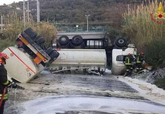 Si ribalta autocisterna nel vibonese, un fiume di 35000 litri di carburante lungo la strada