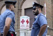 Difende il figlio dai bulli: accoltellato al cuore da un 14enne