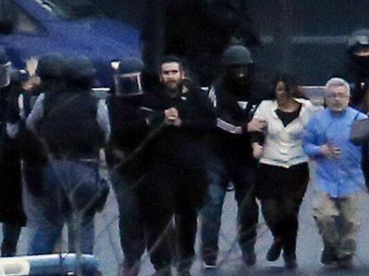 Parigi, uccisi i terroristi. Forse sei morti tra gli ostaggi