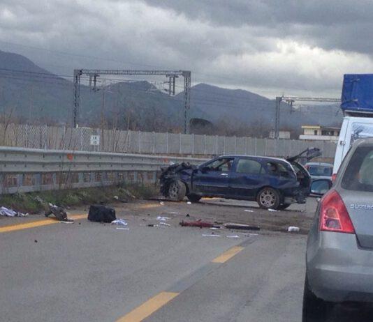 Rapina al supermercato, tra spari, feriti e incidenti, banditi fuggono via con un’ambulanza