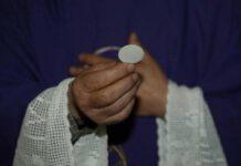 Parroco nega la prima comunione ad un bimbo autistico: “non capisce”