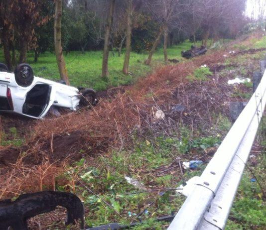 Spaventoso incidente tra Melicucco e Rosarno, due auto sfondano guard rail e si cappottano
