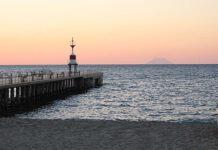 Tragedia sfiorata a Gioia Tauro, donna tenta il suicidio gettandosi a mare. Salvata dai passanti