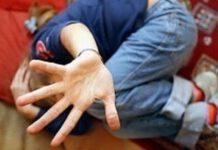 Violenta il figlio di 11 anni e vende le immagini in rete, arrestato