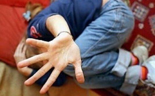 Violenta il figlio di 11 anni e vende le immagini in rete, arrestato