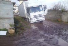 Rosarno, i cittadini della zona Ospedale lamentano: viviamo nella melma in strade da medioevo