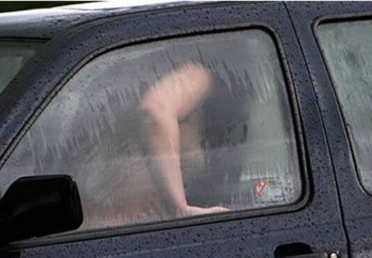 20enne ospite dai parenti fa sesso con la zia, lo zio lo minaccia e lui lo denuncia