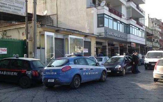 Rapinano la Banca, inseguiti lasciano il bottino di 80mila euro in strada