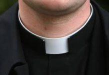 Prete adesca minorenni su Facebook, sospeso dal Vescovo