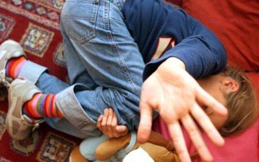 Abusi sessuali su minori, arrestato 70enne