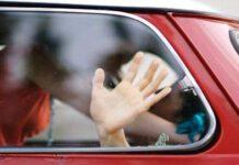 Fidanzatini appartati in auto minacciati con coltelli e rapinati