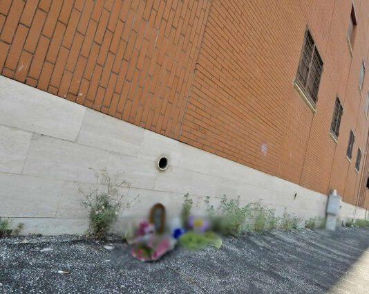 21enne precipita dal 4° piano schiantandosi sull’asfalto