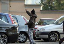 Si rifiuta di pagare parcheggio abusivo, immigrati lo picchiano