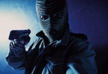 Sparatoria in un bar a Reggio Calabria, gambizzati padre e figlio