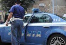 Uccide la moglie e la figlia di 7 anni con una accetta