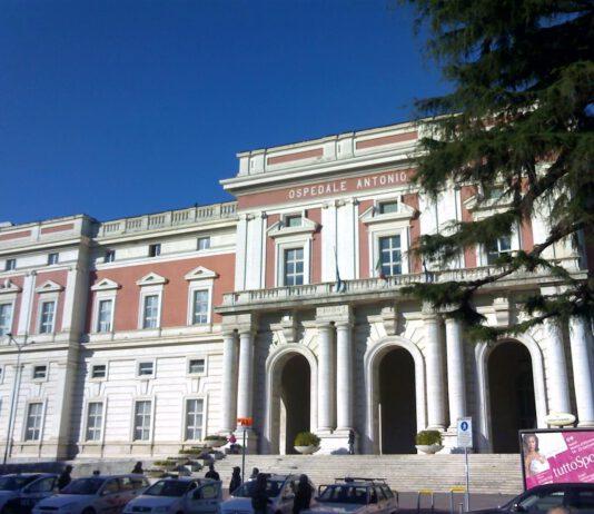 Donna si taglia gola e pugnala al petto, aveva scoperto di aver trasmesso l’epatite alla nipotina