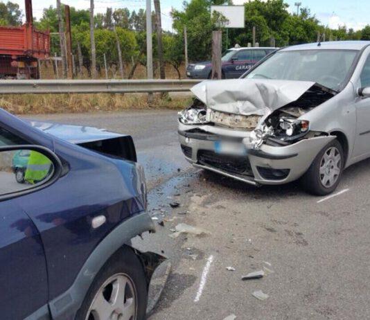 Scontro frontale tra due auto a San Ferdinando, due feriti