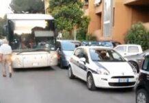 Auto dei vigili parcheggiata in doppia fila blocca la strada per 40 minuti