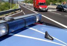 Uomo travolto e ucciso da un camion sotto gli occhi delle figlie