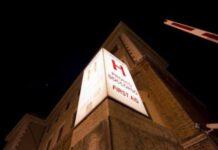 Accoltella la moglie e la figlia nel sonno